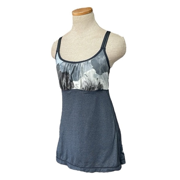 Lululemon Tank Top Women's 6 Grey Built-in Bra Sleeveless Athletic Top - Picture 3 of 15